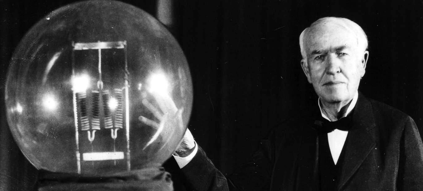 Thomas A. Edison hier gezien in 1929 met een replica van zijn eerste lamp.op 31 December 1879 gaf Thomas A. Edison de eerste openbare demonstratie van de gloeilamp in Menlo Park. Hij is hier in 1929 te zien met een replica van zijn eerste lamp, die de kracht had van 16 kaarsen. De lamp links had daarentegen de kracht van 150.000 kaarsen. (UPI Photo/Files)
